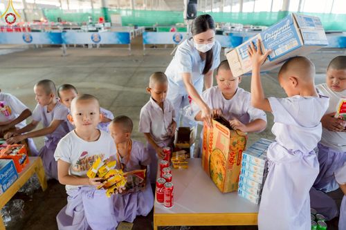 ภาพ No.214620:วันศุกร์ที่ 4 เมษายน พ.ศ.2568 นาคธรรมทายาทตักบาตรพระพี่เลี้ยง ในโครงการบรรพชาสามเณร ฟื้นฟูพระพุทธศาสนาทั่วไทย ณ วิหารคด 22 วัดพระธรรมกาย