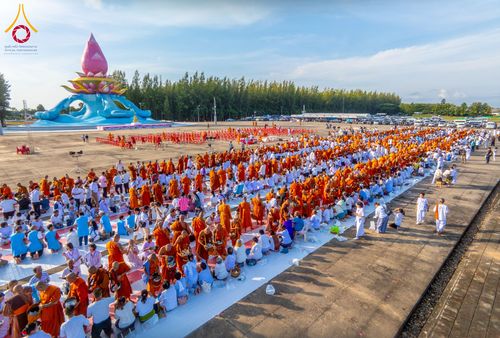 ภาพ No.250568:วันพุธที่ 8 ตุลาคม พ.ศ. 2568 พิธีตักบาตรเทโวโรหณะ ณ ลานธรรมปทุมรัตน์ธรรมเจดีย์ พุทธอุทยานนานาชาติ อ.โพนพิสัย จ.หนองคาย