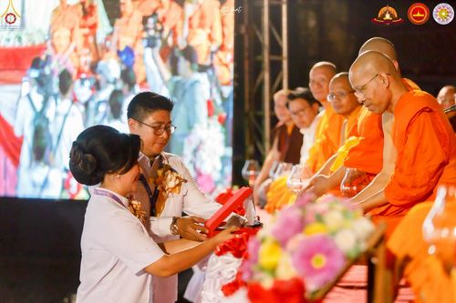 ภาพ No.224506:วันจันทร์ที่ 12 พฤษภาคม พ.ศ. 2568  ชาวพุทธในอินโดนีเซีย ร่วมฉลองวิสาขบูชาจุดประทีปกว่า 200,000 ดวง ณ พระมหาเจดีย์บรมพุทโธ  เจริญพุทธมนต์ถวาย “พระวชิรเกล้าเจ้าอยู่หัว”