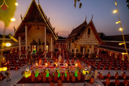 ภาพ No.112041:พิธีจุดประทีปถวายเป็นพุทธบูชา และบูชาธรรมมหาปูชนียาจารย์ พระมงคลเทพมุนี(สด จนฺทสโร) ในโครงการธรรมยาตรา กตัญญูบูชา มหาปูชนียาจารย์ พระมงคลเทพมุนี(สด จนฺทสโร) พระผู้ปราบมาร อนุสรณ์สถาน 7 แห่ง ปีที่ 12 วันที่ 14 มกราคม พ.ศ. 2567 ณ วัดสองพี่น้อง อ.สองพี่น้อง