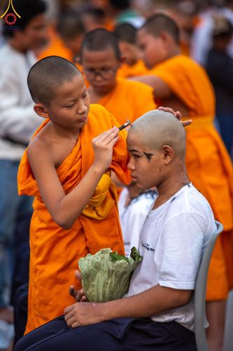 ภาพ No.132928:พิธีตัดปอยผม โครงการหน่อแก้วเปรียญธรรม รุ่นที่ 12 ณ ค่ายจองแชมป์ หมู่กฏิสามเณรเปรียญธรรม วัดพระธรรมกาย วันอาทิตย์ที่ 31 มีนาคม พ.ศ. 2567