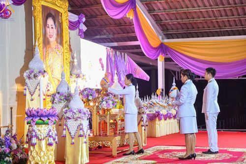 ภาพ No.138990:กิจกรรมเฉลิมพระเกียรติ สมเด็จพระนางเจ้าฯ พระบรมราชินี เนื่องในโอกาสวันเฉลิมพระชนมพรรษา พิธีเจริญพระพุทธมนต์ , ทำบุญตักบาตรพระสงฆ์ ถวายพระราชกุศล , พิธีถวายเครื่องราชสักการะ , และพิธีจุดเทียนถวายพระพรชัยมงคล วันที่ 3 มิถุนายน พ.ศ. 2567 ณ อาคารโถงช้าง วัดพ