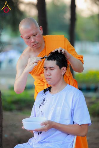 ภาพ No.135334:พิธีปลงผม ธรรมทายาท ระดับอุดมศึกษา รุ่นที่ 51 ภาคฤดูร้อน ณ วัดพระธรรมกาย จ.ปทุมธานี วันเสาร์ที่ 6 เมษายน พ.ศ. 2567