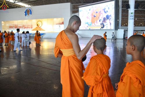 ภาพ No.143422:พิธีตักบาตร ข้าวสารอาหารแห้ง ณ บ้านแก้วเรือนทองคุณยายฯ และ พิธีบูชาข้าวพระ  ณ สภาธรรมกายสากล วัดพระธรรมกาย วันอาทิตย์ที่ 7 กรกฎาคม พ.ศ. 2567