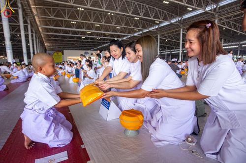 ภาพ No.133935:พิธีขอขมามอบผ้าไตร โครงการบรรพชาสามเณร ศูนย์อบรมวัดพระธรรมกาย ณ วัดพระธรรมกาย วันเสาร์ที่ 6 เมษายน พ.ศ. 2567