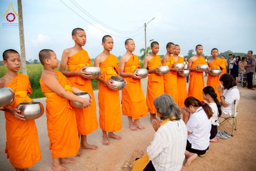 ภาพ No.217965:วันศุกร์ที่ 11 เมษายน พ.ศ. 2568 พระและสามเณร 99 รูป จากศูนย์ปฏิบัติธรรมระยอง(บ้านช่องลม) บิณฑบาต ณ ทุ่งปอเทือง ต.บางบุตร อ.บ้านค่าย จ.ระยอง เพื่อเป็นการฝึกสามเณรภาคฤดูร้อน ผ่านกิจวัตรบิณฑบาตในพื้นที่ชุมชน