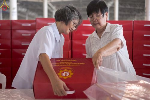 ภาพ No.214361:วันที่ 29 มีนาคม พ.ศ.2568 กิจกรรมใส่ถุงซิปกล่องไทยธรรม เพื่อรักษาความประณีตของกล่องไทยธรรม ในทุกสภาพอากาศ ณ บ้านแก้วเรือนทองคุณยาย วัดพระธรรมกาย