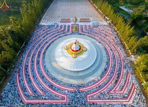 ภาพ No.192985:พิธีตักบาตรพระธรรมยาตรา ณ อนุสรณ์สถานคลองบางนางแท่น อ.สามพราน จ.นครปฐม ในโครงการธรรมยาตรา กตัญญูบูชา มหาปูชนียาจารย์ พระมงคลเทพมุนี(สด จนฺทสโร) พระผู้ปราบมาร อนุสรณ์สถาน 7 แห่ง ปีที่ 13 วันที่ 11 มกราคม พ.ศ.2568