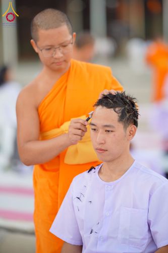 ภาพ No.274778:วันอาทิตย์ที่ 30 พฤศจิกายน พ.ศ. 2568 พิธีปลงผม โครงการอุปสมบทบูชาธรรมมหาปูชนียาจารย์ ปี 2568 ณ ลานธรรมพระมหาธรรมกายเจดีย์ ฝั่งทิศตะวันตก ระหว่างวิหารคดหมายเลข 8 และ 9 วัดพระธรรมกาย