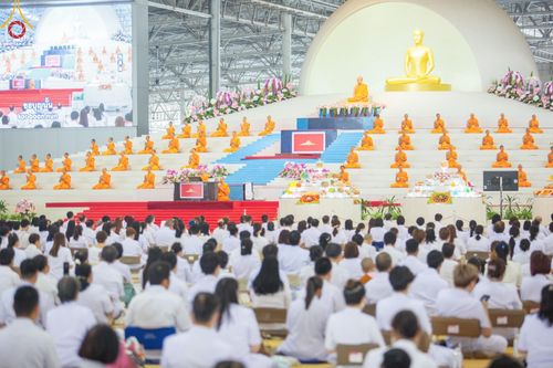 ภาพ No.123047:พิธีตักบาตร และพิธีบูชาข้าวพระ ในวันอาทิตย์ต้นเดือนที่ 4 กุมภาพันธ์ พ.ศ. 2567 ณ วัดพระธรรมกาย จ.ปทุมธานี