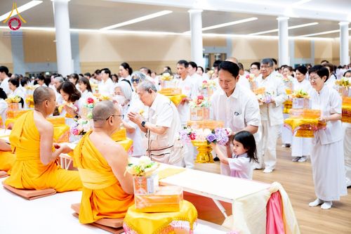 ภาพ No.239596:วันอาทิตย์ที่ 17 สิงหาคม พ.ศ. 2568 พิธีถวายคิลานเภสัช และอุปกรณ์ทางการแพทย์ แด่คณะสงฆ์ เนื่องในวันธรรมชัย ณ ห้องแก้วสารพัดนึก 2 สภาธรรมกายสากล วัดพระธรรมกาย