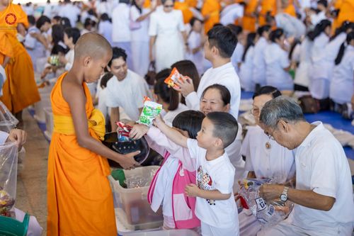 ภาพ No.177604:พิธีตักบาตรและพิธีบูชาข้าวพระ ในวันอาทิตย์ต้นเดือนที่ 1 ธันวาคม พ.ศ. 2567 ณ สภาธรรมกายสากล วัดพระธรรมกาย