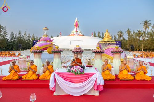 ภาพ No.109602:พิธีจุดประทีปถวายเป็นพุทธบูชา และบูชาธรรมมหาปูชนียาจารย์ วันที่ 10 มกราคม พ.ศ. 2567 ณ อนุสรณ์สถานคลองบางนางแท่น อ.สามพราน จ.นครปฐม