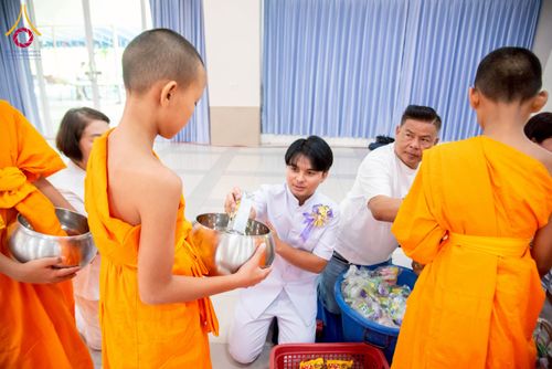 ภาพ No.218079:วันอาทิตย์ที่ 13 เมษายน พ.ศ. 2568 พิธีตักบาตรฉลองสามเณรใหม่ 75 รูป เนื่องในวันสงกรานต์ (โครงการบรรพชาสามเณรฟื้นฟูพระพุทธศาสนาทั่วไทย ประจำปีพุทธศักราช 2568) ณ ศูนย์ปฏิบัติธรรมระยอง(บ้านช่องลม) ตำบลบางบุตร อำเภอบ้านค่าย จังหวัดระยอง