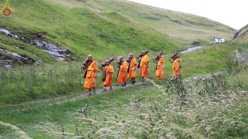 ภาพ No.148825:คณะสงฆ์และสามเณร วัดพระธรรมกายแมนเชสเตอร์  สหราชอาณาจักร จัดเดินธรรมยาตราที่ Peak District National Park , New Mills central , Upper Derwent Visitor Centre, Hope Valley วันอังคารที่ 6 สิงหาคม พ.ศ. 2567