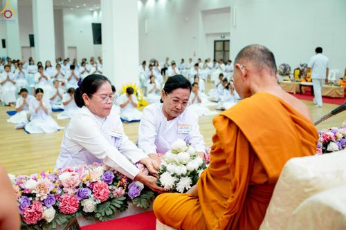 ภาพ No.242750:วันที่ 29-31 สิงหาคม พ.ศ. 2568 องค์กรภาคีเครือข่าย “บวร” (บ้าน-วัด-โรงเรียน-ราชการ) อ.คลองหลวง จัดบวชอุบาสิกาแก้ว ถวายพระราชกุศลแด่สมเด็จพระพันปีหลวง - กตัญญูบูชาแด่ผู้มีพระคุณ