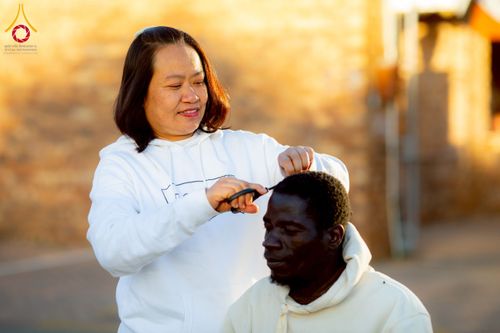 ภาพ No.231190:วันศุกร์ที่ 27 มิถุนายน พ.ศ. 2568 พิธีตัดปอยผมและพิธีปลงผมนาคธรรมทายาทแห่งทวีปแอฟริกา พ.ศ. 2568  โครงการบรรพชาอุปสมบทพระธรรมทายาทนานาชาติแห่งทวีปแอฟริกา ครั้งที่ 2 ณ วัดพระธรรมกายโจฮันเนสเบิร์ก สาธารณรัฐแอฟริกาใต้