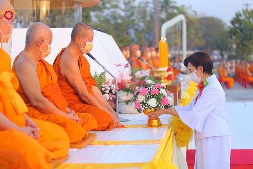 ภาพ No.101847:ตักบาตรพระ 10,000 รูป เติมบุญให้แผ่นดิน เนื่องในโอกาส 192 ปี จังหวัดกาญจนบุรี หนึ่งในโครงการตักบาตรพระ 2,000,000 รูป  77 จังหวัดทุกวัดทั่วไทย วันจันทร์ที่ 11 ธันวาคม พ.ศ. 2566 บริเวณถนนสองแคว (SKY WALK) เมืองกาญจนบุรี