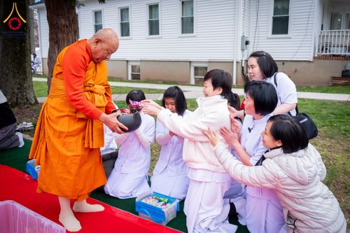 ภาพ No.62406:คณะศิษยานุศิษย์รวมใจสถาปนาและสมโภช ธรรมจักร เพื่ออัญเชิญประดิษฐาน ณ ยอดอุโบสถ 80 ปี หลวงพ่อธัมมชโย วัดพระธรรมกายนิวเจอร์ซี ประเทศสหรัฐอเมริกา  วันอาทิตย์ที่ 7 เมษายน พ.ศ. 2567