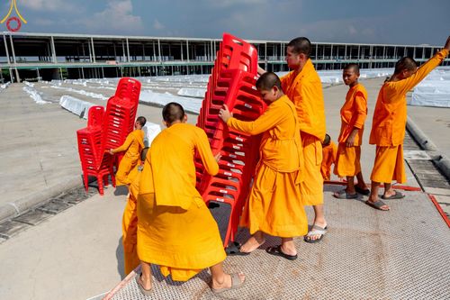 ภาพ No.220803:วันที่ 24-25 เมษายน พ.ศ. 2568 การเก็บงาน ผ้ารับประเคน ผ้าระบาย โต๊ะ เก้าอี้  ภายหลังงานวันคุ้มครองโลก ณ วัดพระธรรมกาย