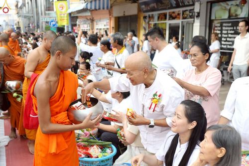 ภาพ No.236957:วันอาทิตย์ที่ 10 สิงหาคม พ.ศ. 2568 มหาสังฆทานครั้งยิ่งใหญ่ ตักบาตรพระ 10,000 รูป ถ.นิพัทธ์อุทิศ 3 ใจกลางนครหาดใหญ่ จ.สงขลา