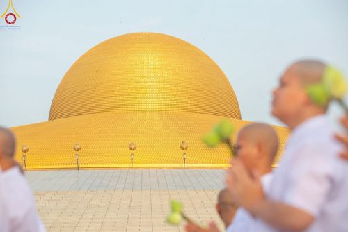 ภาพ No.216979:วันเสาร์ที่ 12 เมษายน พ.ศ. 2568 พิธีเวียนประทักษิณรอบพระมหาธรรมกายเจดีย์  พิธีวันทาเจดีย์ พิธีขอขมาและมอบผ้าไตร ในโครงการอุปสมบทหมู่ บูชาธรรมหลวงพ่อธัมมชโย, โครงการธรรมทายาท ระดับอุดมศึกษา รุ่นที่ 52 ,  โครงการบวชพระนานาชาติ AEC & WAB CEO รุ่นที่ 4 , ณ ว