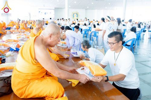 ภาพ No.226556:วันที่ 26 พฤษภาคม พ.ศ. 2568 พิธีบุพเปตพลี ครั้งที่ 164 ร่วมอุทิศบุญแด่หมู่ญาติที่ล่วงลับไปแล้ว และสืบทอดอายุพระพุทธศาสนา ณ หอฉันคุณยายอาจารย์ฯ วัดพระธรรมกาย