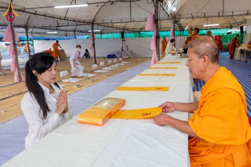 ภาพ No.199394:พิธีถวายภัตตาหารเป็นสังฆทาน แด่พระธรรมยาตรา ณ อนุสรณ์สถานบางปลา วัดบางปลา อำเภอบางเลน จังหวัดนครปฐม ในโครงการธรรมยาตรา กตัญญูบูชา มหาปูชนียาจารย์ พระมงคลเทพมุนี(สด จนฺทสโร) พระผู้ปราบมาร อนุสรณ์สถาน 7 แห่ง ปีที่ 13 วันที่ 22 มกราคม พ.ศ. 2568