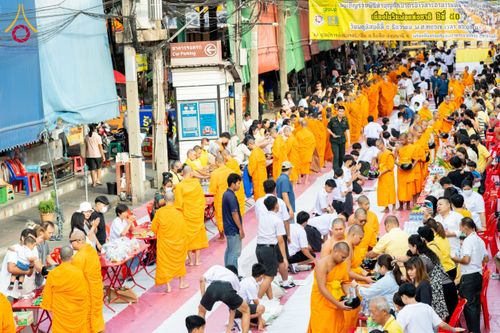 ภาพ No.180317:พิธีทำบุญตักบาตร ข้าวสารอาหารแห้ง แด่คณะสงฆ์ 99 รูป เนื่องในวันพ่อแห่งชาติ ปีที่ 50 ณ ศูนย์การค้าตลาดรังสิต ซ.รังสิต-ปทุมธานี 5 วันที่ 5 ธันวาคม พ.ศ. 2567