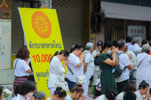 ภาพ No.85926:ตักบาตรพระนานาชาติ 10,000 รูป ใจกลางนครหาดใหญ่ จ.สงขลา วันอาทิตย์ที่ 20 สิงหาคม พ.ศ. 2566