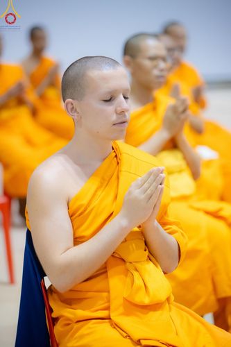 ภาพ No.146118:วันมหารำลึก ครั้งที่ 34 พิธีร่วมรำลึกถึงนักสร้างบารมีที่ล่วงลับไปแล้ว , พิธีสวดพระพุทธมนต์ ณ ห้องแก้วสารพัดนึก 1 วัดพระธรรมกาย วันเสาร์ที่ 27 กรกฎาคม พ.ศ. 2567