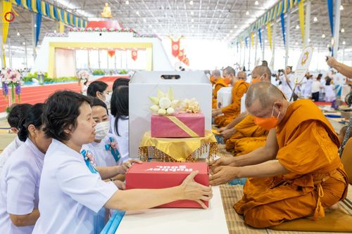 ภาพ No.85391:พิธีถวายมหาสังฆทานคณะสงฆ์ 2000 กว่าวัดทั่วประเทศปีที่ 23, พิธีถวายไทยธรรมคณะสงฆ์ 323 วัด 4 จังหวัดชายแดนภาคใต้, พิธีมอบปัจจัยช่วยเหลือครู 4 จังหวัดชายแดนภาคใต้ ณ สภาธรรมกายสากล วัดพระธรรมกาย ในวันสมาธิโลก อาทิตย์ที่ 6 สิงหาคม พ.ศ. 2566