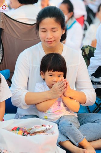 ภาพ No.110272:พิธีตักบาตรพระธรรมยาตราฯ ในโครงการธรรมยาตรากตัญญูบูชา มหาปูชนียาจารย์ พระมงคลเทพมุนี(สด จนฺทสโร) พระผู้ปราบมาร ปีที่ 12 ณ อนุสรณ์สถานลำดับที่ 2 สถานที่ตั้งมโนปณิธานบวชตลอดชีวิต อนุสรณ์สถานบางนางแท่น จ.นครปฐม วันที่ 11 มกราคม พ.ศ. 2567