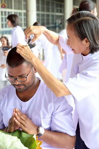 ภาพ No.230806:วันที่ 28 มิถุนายน พ.ศ. 2568 พิธีตัดปอยผมและปลงผม โครงการบวชพระนานาชาติ AEC & WAB รุ่นที่ 9 ณ วิหารคด 2 วัดพระธรรมกาย