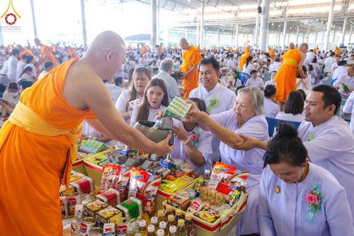 ภาพ No.167520:พิธีตักบาตรและพิธีบูชาข้าวพระ ในวันอาทิตย์ที่ 3 พฤศจิกายน พ.ศ. 2567 ณ วัดพระธรรมกาย