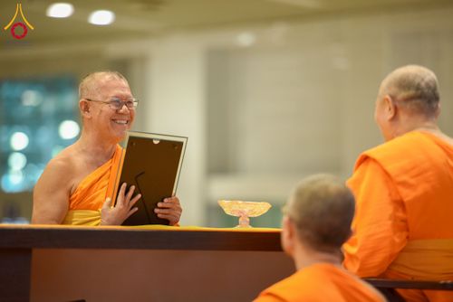 ภาพ No.232180:วันอาทิตย์ที่ 6 กรกฏาคม พ.ศ. 2568 พิธีมอบโล่เกียรติคุณ สวดธัมมจักกัปปวัตตนสูตร และรางวัลโครงการผู้นำแสงสว่างออนไลน์ ณ ห้องแก้วสารพัดนึก1 สภาธรรมกายสากล วัดพระธรรมกาย