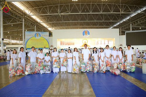 ภาพ No.215223:วันอาทิตย์ต้นเดือนที่ 6 เมษายน พ.ศ. 2568 พิธีตักบาตรข้าวสารอาหารแห้ง ณ บ้านแก้วเรือนทองคุณยาย สภาธรรมกายสากล วัดพระธรรมกาย