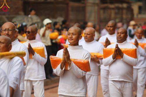 ภาพ No.313546:วันพฤหัสบดีที่ 12 มีนาคม พ.ศ. 2569 ขบวนแห่นาคธรรมทายาทในโครงการบรรพชาสามเณร 500 รูป  จาก นาคบาฮาล (Nagbahal) สู่จัตุรัสปาทัน (Patan Durbar Square) ประเทศเนปาล