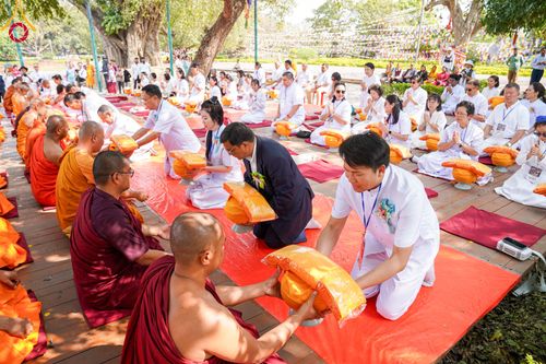 ภาพ No.314192:วันจันทร์ที่ 16 มีนาคม พ.ศ. 2569 พิธีถวายบาตรอัฐบริขาร และพิธีขอนิสัยแก่สามเณรธรรมทายาท 500 รูป ณ วิหารมายาเทวี ประเทศเนปาล