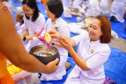 ภาพ No.308480:วันที่ 1 กุมภาพันธ์ พ.ศ. 2569 พิธีตักบาตรข้าวสารอาหารแห้ง ณ บ้านแก้วเรือนทองคุณยาย สภาธรรมกายสากล วัดพระธรรมกาย