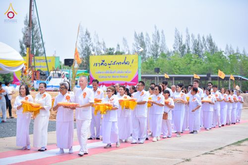 ภาพ No.327106:วันศุกร์ที่ 1 พฤษภาคม พ.ศ.2569 พิธีทอดผ้าป่า โปรยรัตนชาติ ตอกเสาเข็มมงคลต้นแรก สถาปนา “องค์พระเจดีย์เพื่อสร้างสันติภาพโลก” (แห่งแรกของภาคอีสาน) ณ ธุดงคสถานอำนาจเจริญ  อ.เมือง จ.อำนาจเจริญ