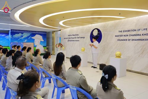 ภาพ No.311481:วันจันทร์ที่ 23 กุมภาพันธ์ พ.ศ. 2569 เปิดโลกทัศน์ผู้บริหารสถานศึกษายุคใหม่ เรียนรู้ต้นแบบการพัฒนาคนผ่านพลัง “บวร–V-Star” ผู้เข้ารับการพัฒนาตามโครงการ สพฐ. ศึกษาดูงานวัดพระธรรมกาย เสริมภาวะผู้นำคุณธรรมสู่การบริหารโรงเรียนอย่างยั่งยืน ณ อาคาร 100 ปี คุณยาย