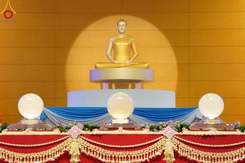 ภาพ No.86389:วันธรรมชัย ปีที่ 55 พิธีทอดผ้าป่ากฐินสมทบครั้งที่1, พิธีเจริญพุทธมนต์ ลูกนิมิตมหาสมบัติฯ พิธีจุดประทีป,พิธีฉลองชัยสวดมนต์บทธัมมจักกัปปวัตนสูตร วันอาทิตย์ที่ 27 สิงหาคม พ.ศ.2566 ณ สภาธรรมกายสากล / มหารัตนวิหารคด วัดพระธรรมกาย