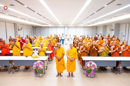 ภาพ No.323387:หลวงพ่อทัตตชีโว รองเจ้าอาวาสวัดพระธรรมกาย ถวายการต้อนรับปฏิสันถารคณะสงฆ์จากประเทศศรีลังกา