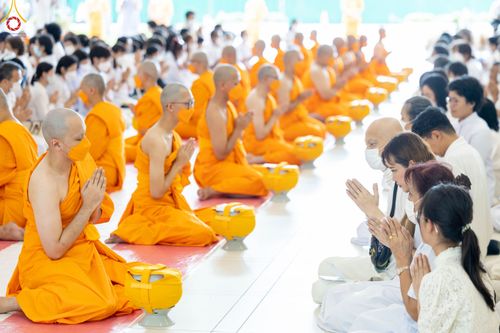 ภาพ No.82745:พิธีเวียนประทักษิณ, พิธีวันทาเจดีย์ ณ มหาธรรมกายเจดีย์  พิธีบรรพชาหมู่พระพี่เลี้ยงเข้าพรรษา, ธรรมทายาทอุดมศึกษา รุ่นที่ 50(ภาคฤดูฝน) และธรรมทายาทพุทธศาสตร์สากล รุ่นที่ 7 (ภาคฤดูฝน) วันเสาร์ที่ 17 มิถุนายน พ.ศ. 2566 ณ  โบสถ์พระไตรปิฎก วัดพระธรรมกาย จ.ปทุม