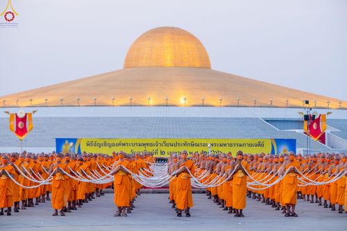 ภาพ No.79200:พิธีอัญเชิญองค์พระบรมพุทธเจ้า 24 องค์ เวียนประทักษิณรอบพระมหาธรรมกายเจดีย์ ณ วัดพระธรรมกาย  วันที่ 2 เมษายน พ.ศ. 2566