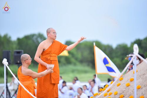 ภาพ No.346645:วันอาทิตย์ที่ 30 สิงหาคม พ.ศ.2569 พิธีทอดผ้าป่า สวดธรรมจักรกัปปวัตนสูตรกลั่นแผ่นดินโปรยรัตนชาติ  สถาปนาองค์พระเจดีย์เพื่อสร้างสันติภาพโลก  ณ ศูนย์ปฏิบัติธรรมพนมสารคาม (เพชรตะวัน) จังหวัดฉะเชิงเทรา