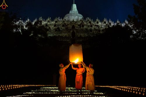 ภาพ No.82077:พิธีจุดวิสาขประทีป 22,000 ดวงและโคมลอย 3,000 ดวง ( Festival  lampion Vesak Indonesia) ณ มหาเจดียบรมพุทโธ อินโดนีเซีย  วันอาทิตย์ที่ 4 มิ.ย. พ.ศ.2566