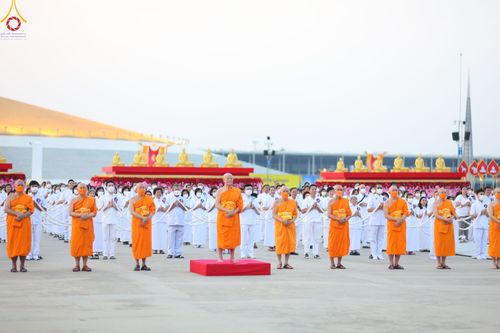 ภาพ No.79212:พิธีอัญเชิญองค์พระบรมพุทธเจ้า 24 องค์ เวียนประทักษิณรอบพระมหาธรรมกายเจดีย์ ณ วัดพระธรรมกาย  วันที่ 2 เมษายน พ.ศ. 2566