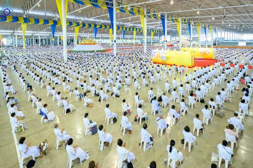 ภาพ No.83037:พิธีตักบาตร ณ บ้านแก้วเรือนทองคุณยายอาจารย์ฯ พิธีบูชาข้าวพระ ณ สภาธรรมกายสากล วัดพระธรรมกาย ในวันอาทิตย์ต้นเดือนที่ 2 ก.ค. พ.ศ.2566